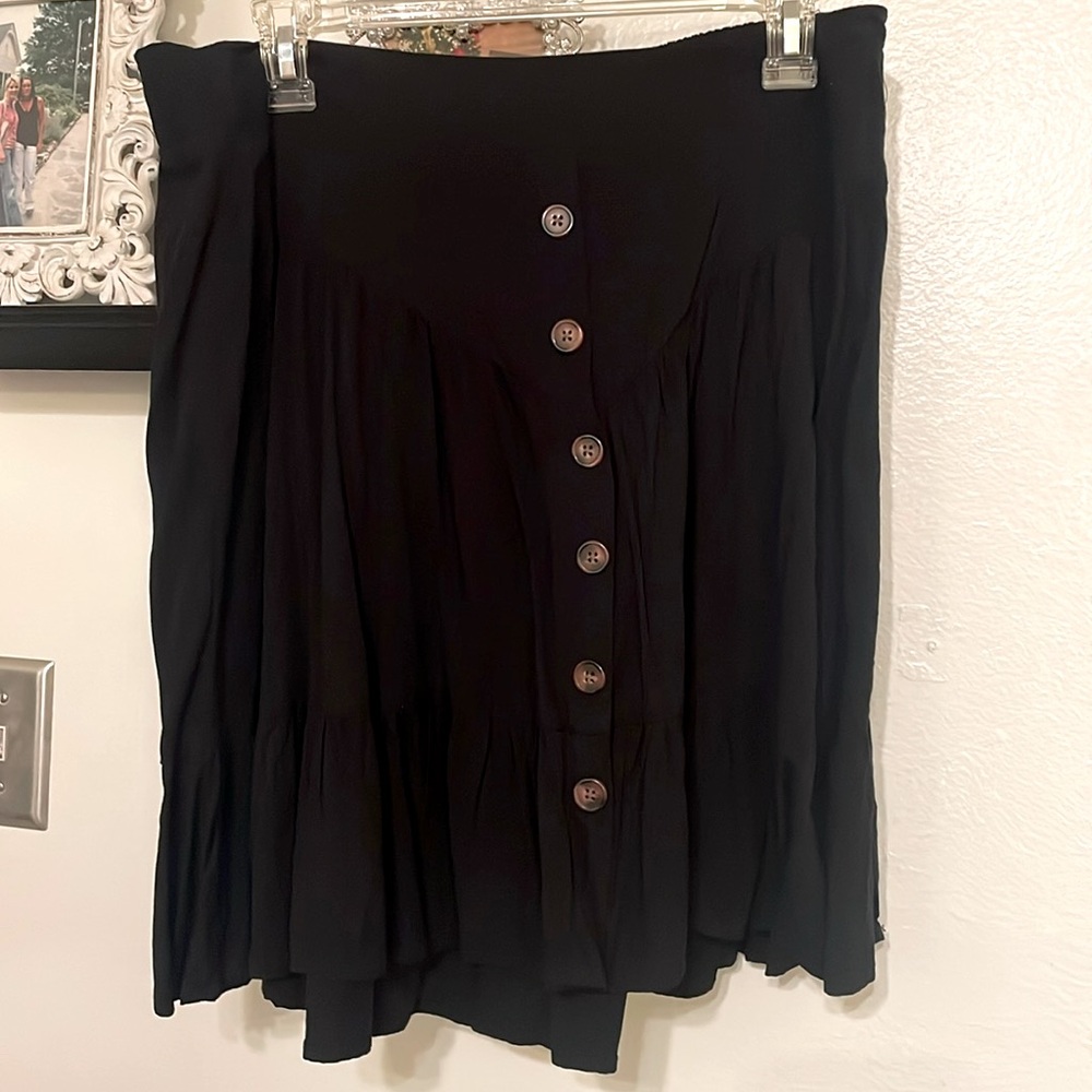 Torrid knee length flutter skirt, black sz 00